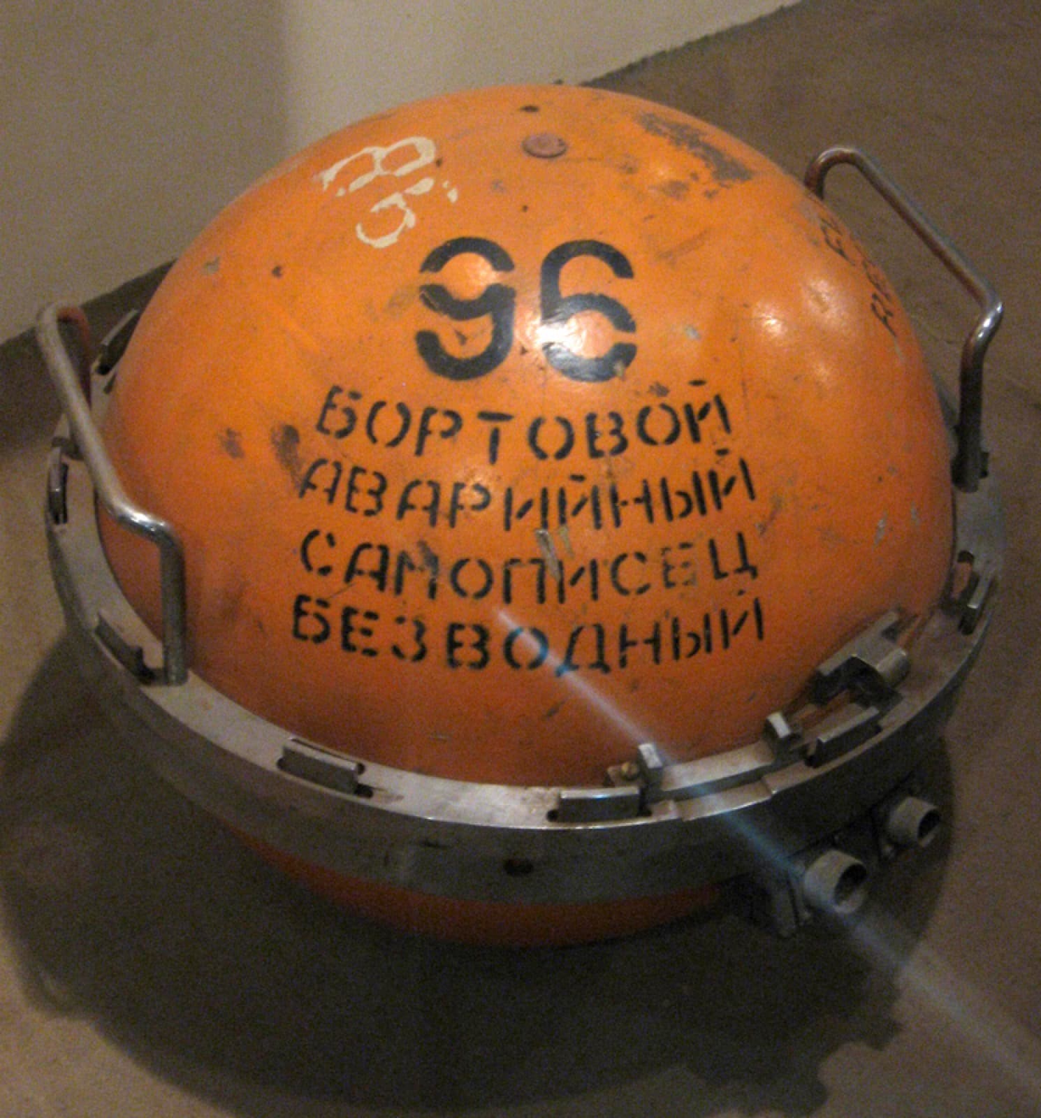 Чёрный ящик, который на самом деле оранжевый